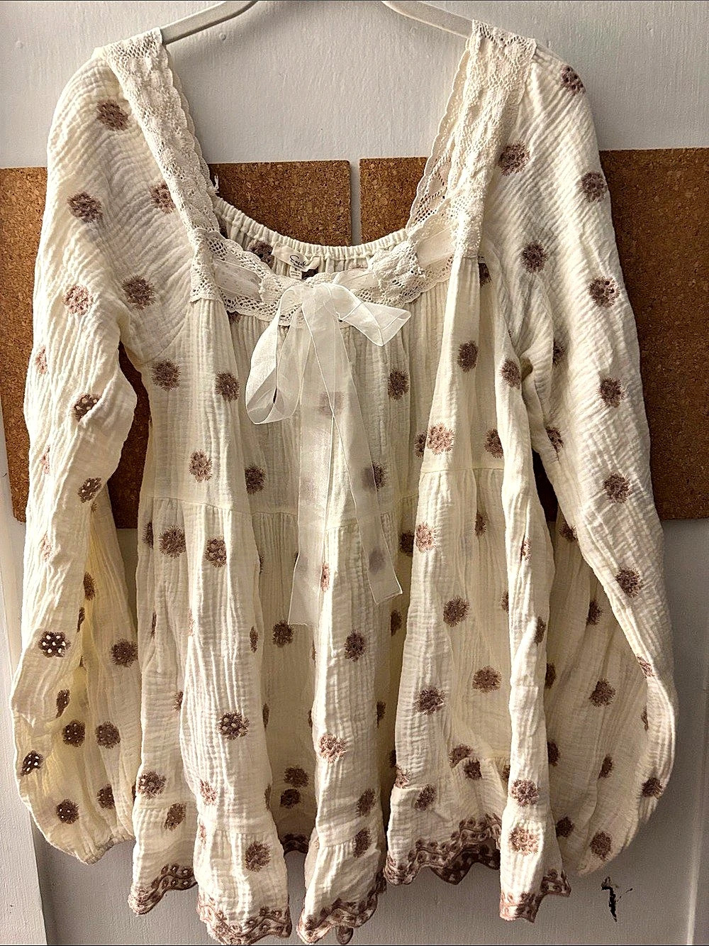 Easel Floral Long Sleeve Blouse in Cream & Light Mauve Size Small